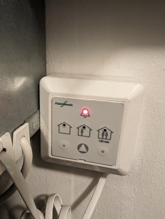 Väggmonterad timer för ventilation med indikatorlampa och kabel, märkt "FläktWoods", aktiverad i 120 minuter.