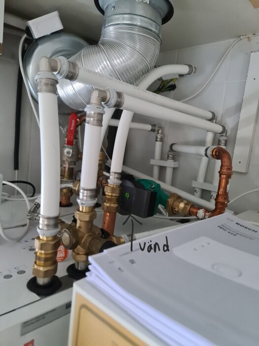 Område med rör, ventiler, och installation, troligtvis i ett pannrum eller tekniskt utrymme.