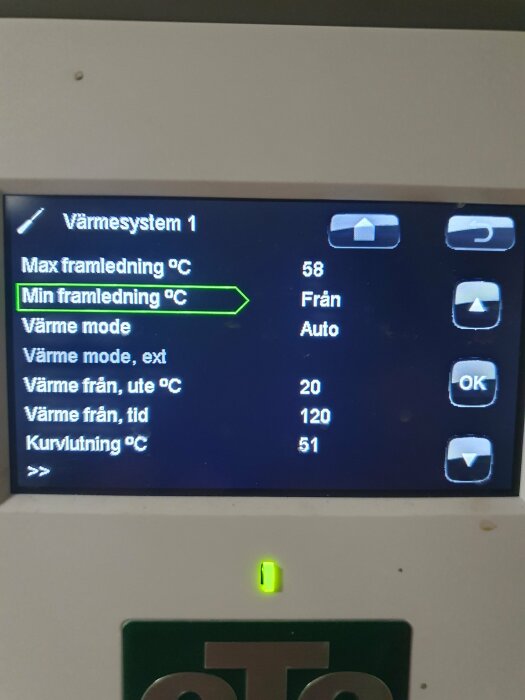 Digital kontrollpanel för värmesystem visar inställningar för temperatur och driftsläge på svenska.