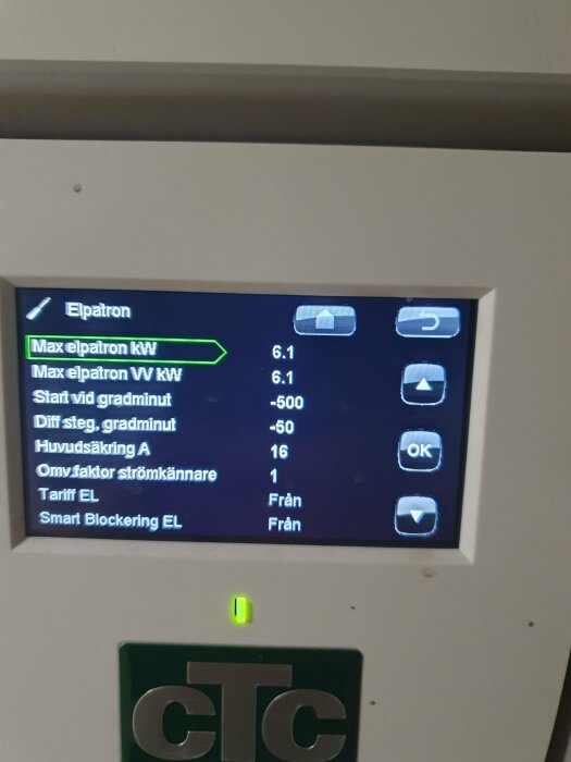 Digital display för uppvärmningssystem som visar inställningar och värden för elpatron, gradminuter och säkringsstorlek.