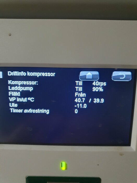 Digital display med kompressorinformation, temperaturer, driftstatus, fläkthastighet och avfrostningstimer; troligtvis för värmepump.