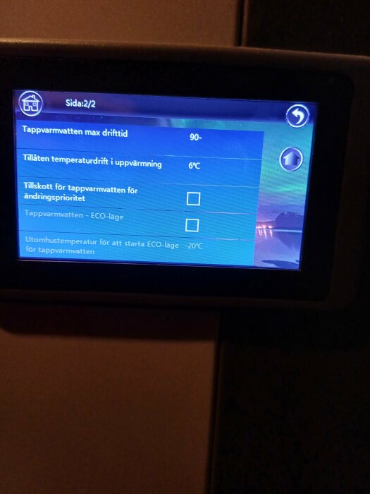 Digital display som visar inställningar för tappvarmvatten, max drifttid, temperaturdrift och Eco-läge inställningar.