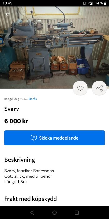 Blå metall svarv, tillbehör, annonserad online, industriell verkstadsmiljö.