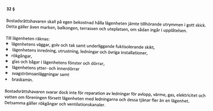 Svensk text om bostadsrättshavares underhållsansvar för lägenhet och tillhörande utrymmen samt undantag.