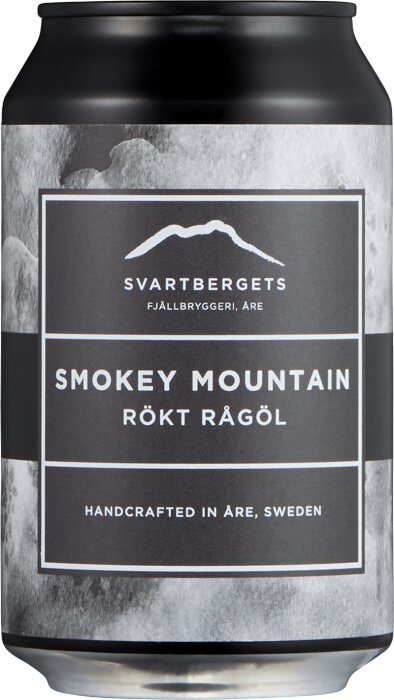 Svart burk med etikett, text "Smokey Mountain Rökt Rågöl", "Svartbergets Fjällbryggeri, Åre, Sweden". Handcrafted öl.