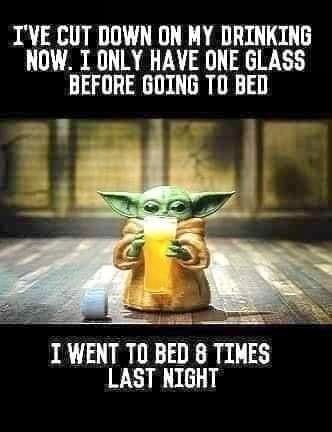 Ett meme med Yoda-liknande figur som håller ett glas, skämt om att gå till sängs ofta för att dricka.
