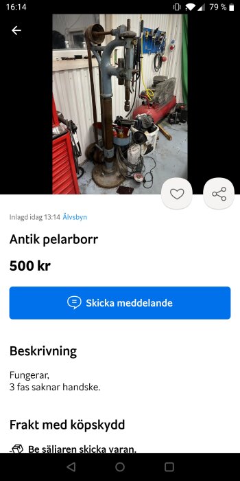 Stående äldre pelarborr i arbetsrum, till salu för 500 kronor. Verktyg och utrustning i bakgrunden. Text på svenska.