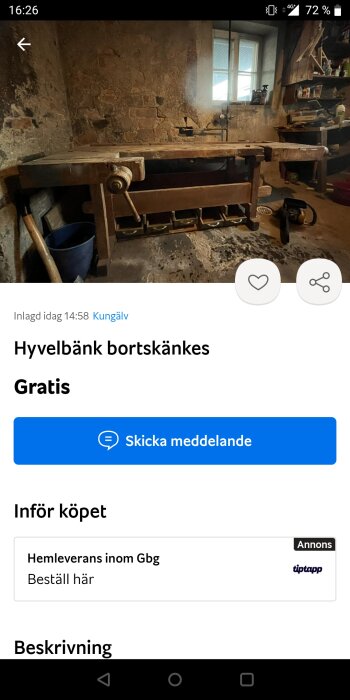 Gammal hyvelbänk i arbetsrum, tegelvägg, erbjuds gratis, mörkt, använd atmosfär.