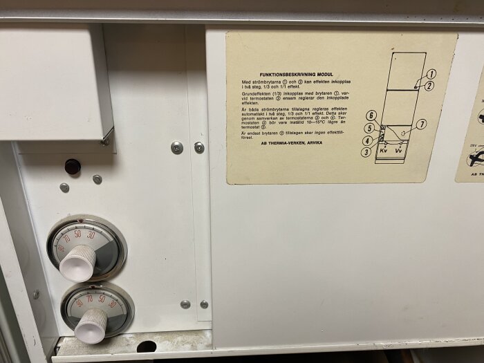 Elpanna kontrollpanel, instruktionsdekal, termostater, knappar, gammal teknik, industriell.