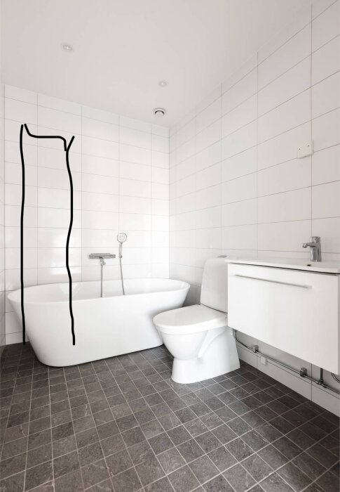 Modernt badrum med vitt badkar, toalett, handfat, kakelväggar, skiffergolv, och en ritad figursilhuett.