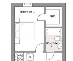 Ritning av ett sovrum, förvaringsutrymme och badrum. Enkel, översiktlig planlösning.