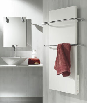 Modernt badrum, vägghängd handdukstork, spegel, tvättställ, neutral färgpalett.