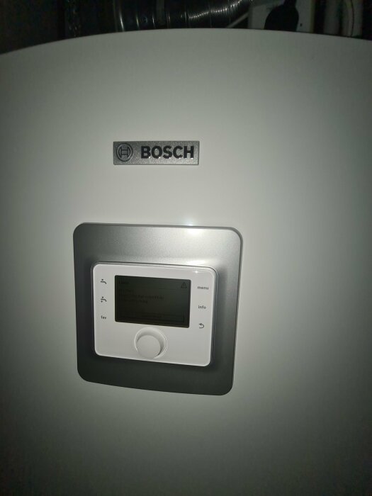 Bosch-apparat med kontrollpanel, visar larm, grått hölje, modern teknik, installation, inomhus.