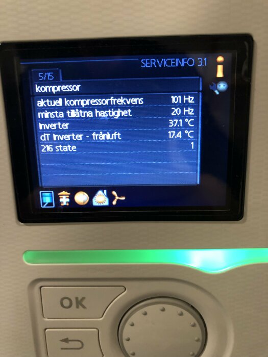 Skärm med teknisk information, kanske för värme- eller kylsystem. Menyer på svenska, knappar under skärmen.