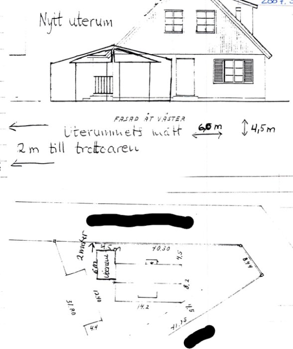 Skiss av hus med nytt uterum, måttangivelser och planritning, vissa delar svartmarkerade.