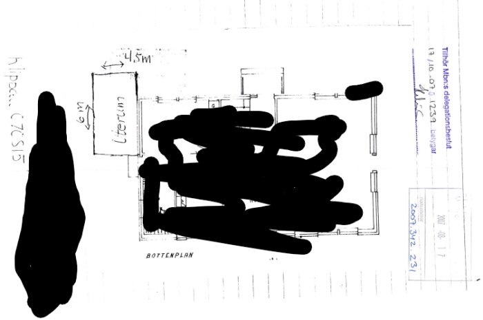 Arkitektonisk ritning av bottenplan med svart överstrykning mitt i bilden.