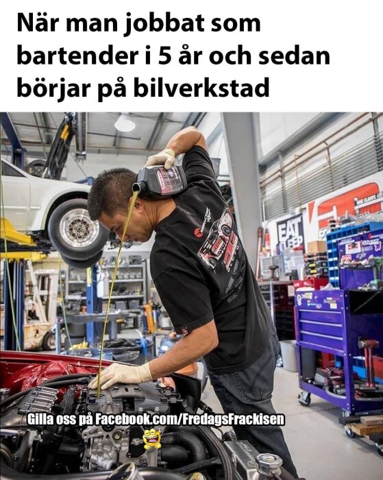 Mekaniker håller motoroljekanna som cocktailshaker ovanför bilmotor, humoristisk jämförelse med bartenderarbete.