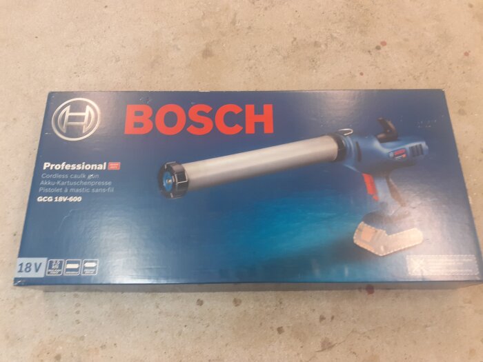 Förpackning med bild av Bosch Professional 18V trådlös fogpistol.