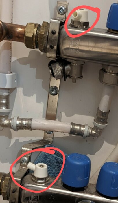 VVS-installation, föremål markerade, misstänkt läckage, sensorer eller ventiler, handduk som droppskydd.