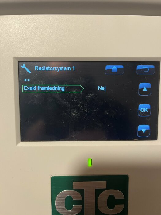 Kontrollpanel för radiator med menyval, text på svenska, knappar för navigation, smutsig skärm, grön indikatorlampa ovanför logo.