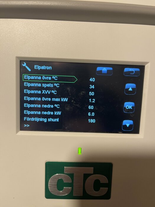 Digital display för värmesystem med temperatur- och effektinställningar, märkt "CTC", indikatorlampa tänd.