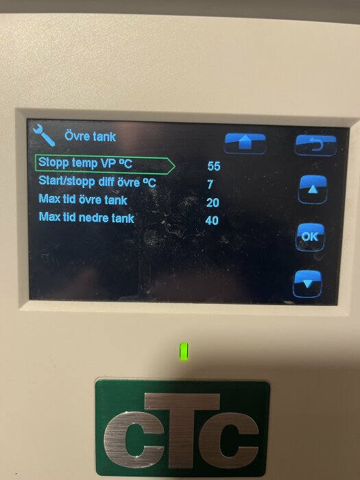 Digital display med menyalternativ för värmepumpinställningar, omgivet av CTC-logotyp och grön lysdiod.