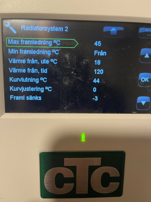 Digital display för radiatorsystem, inställningar för temperatur, tidsstyrning, logotyp "CTC" nedtill.