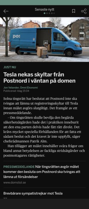 Blå Postnord-bil, paket på vagn, träd, byggnader, artikel om domstolsbeslut och Tesla.