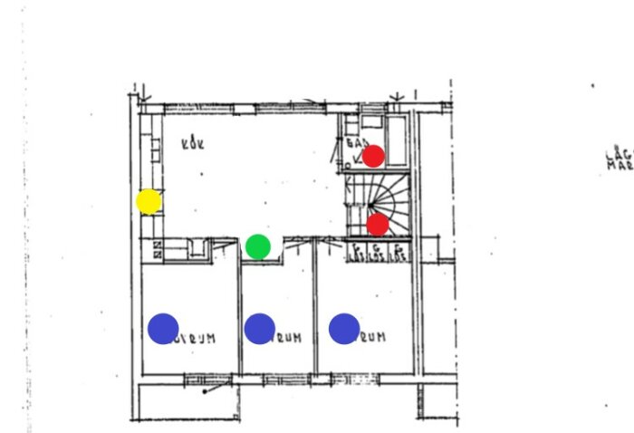 Arkitektonisk ritning av en planlösning med färgade markeringar; möbleringsförslag eller renoveringsplan antyds.