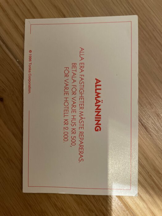 Vit bok med röd text, år 1998, rörande fastighetsbetalningar i Sverige, uppmanar till reparation.