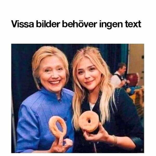 Två personer ler med munkar som ser ut som en smiley; texten säger "Vissa bilder behöver ingen text".