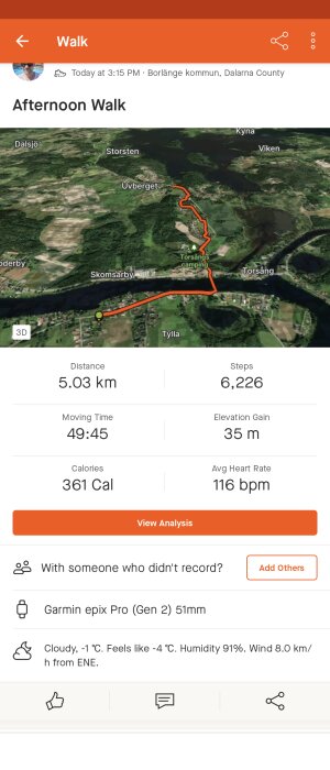 En promenads spårningsdata; distans, tid, steg, kalorier och hjärtfrekvens registrerade; kallt, molnigt väder angivet.