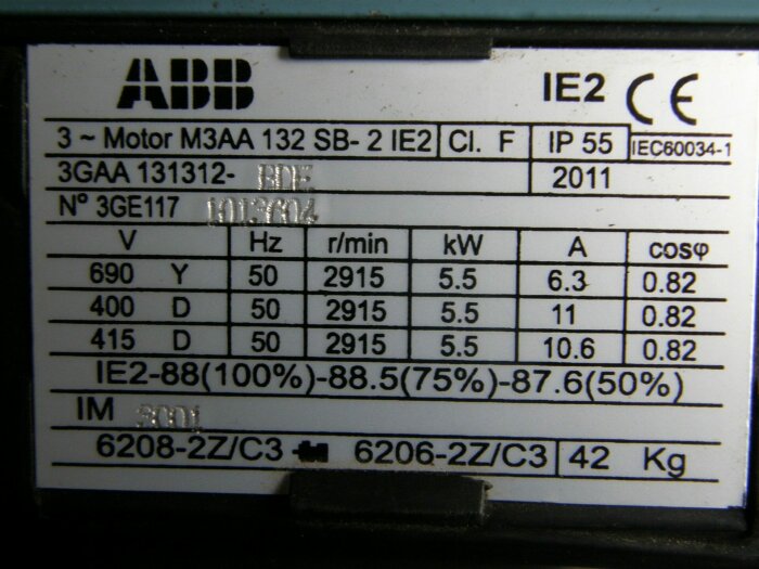 Typskylt på ABB-motor med tekniska specifikationer: spänning, frekvens, hastighet, effekt, ström, verkningsgrad, skyddsklass, vikt.