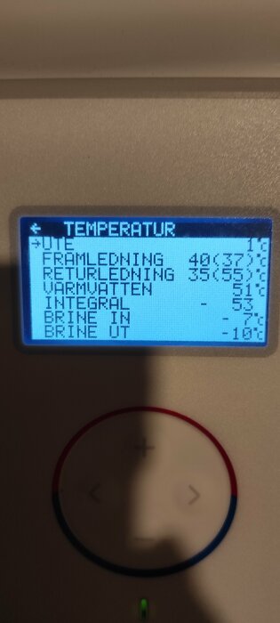 LCD-display visar temperaturinställningar för uppvärmningssystem. Text på svenska, blå bakgrund, omgivet av reglage.