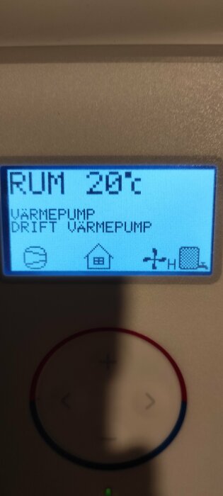 LCD-display visar rumstemperatur 28°C, värmepumpsstatus, ikoner för hus och inställningar, plus- och minusknappar nedanför.