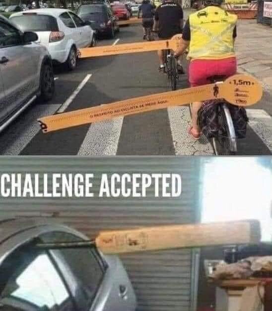 En cyklist har ett långt måttband för att hålla avstånd i trafiken. Humoristiskt: "Challenge Accepted" undertext.