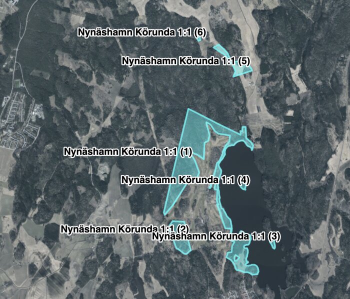 Satellitfoto över terräng med markerade områden och text som antyder zoner eller platser nära vatten.