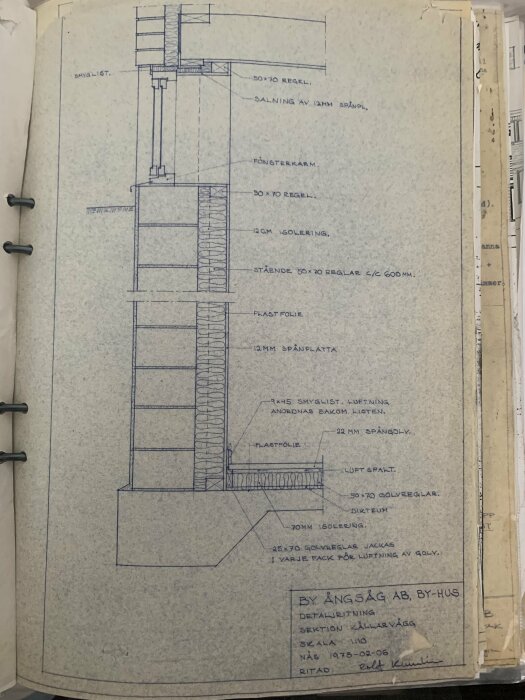 Teknisk ritning av snitt i byggnadsdel, noterat på svenska, detaljer för konstruktion och isolering, daterad 1978.