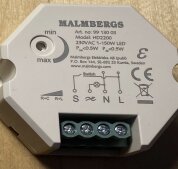 Elektronisk transformator för LED, inställbar min-max, teknisk specifikation, klämterminaler, grå plasthölje, märkning och symboler.