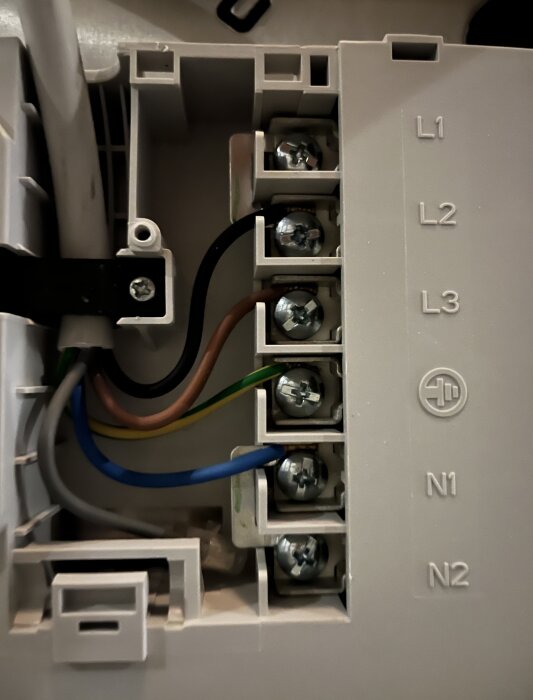 Elanslutning, kabelinstallation, L1 L2 L3, N1 N2, skruvanslutningar, elektrisk säkerhet, kablar, industriell utrustning.