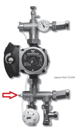 VVS-installation med manometer, reglerventil, cirkulationspump och flödesmätare. Etikett: "Uponor Push 15/22A".