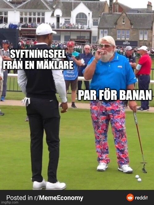 Två män iklädda golfkläder på golfbana med text 'Syftningsfel från en mäklare par för banan'.