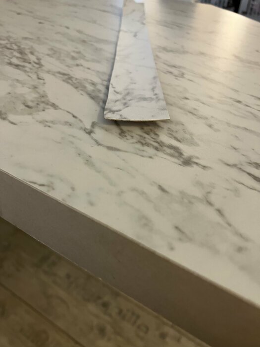 Marmormönstrad yta, kantlist ser ut som sten, närbild, byggmaterial, interiördesign.