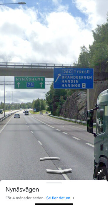 Motorväg, fordon, vägskyltar, gröna skyltar, lastbil, molnig himmel, dagtid, grönska, Nynäsvägen, Sverige.