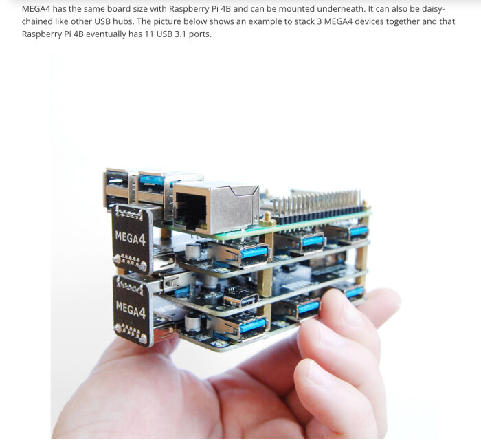 Tre staplade kretskort med USB-portar, handhållet, etiketterade "MEGA4", expansionsenheter för Raspberry Pi 4B.