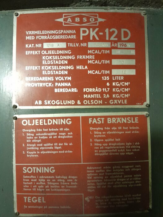 Instruktionsskylt för en panna, ABSO PK-12 D, med anvisningar om oljeeldning, sotning, och fast bränsle på svenska.