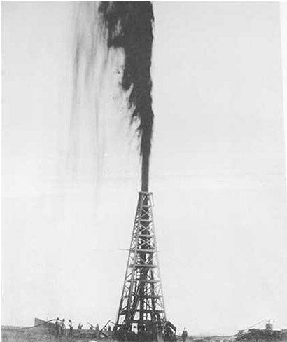 Svartvit bild. Oljekälla sprutar olja. Borrtorn. Historisk oljeutsläpp. Personer observerar i närheten. Industrihistoria.