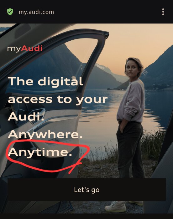 Kvinna står vid sjö, solnedgång, bil, reklam för digital tjänst, "myAudi", reflektion i vatten.