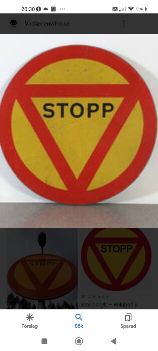 En skärmbild med tre olika bilder på stoppskyltar, visar sökresultat från en webbläsare.