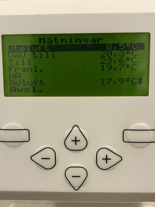 Digital termostat med LCD-skärm och knappar för klimatkontroll i rum, visar temperaturer och menyalternativ.